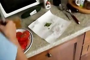 My girlfriend in the kitchen lets me bonks her quick and cum