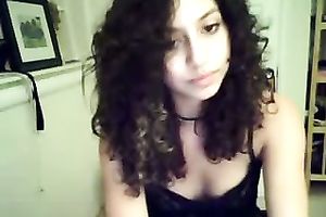 Webcam solo with a curly-haired Latina flashing her cleavage