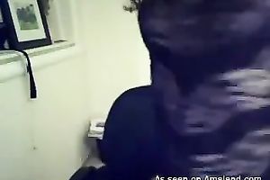 Webcam solo with a curly-haired Latina flashing her cleavage