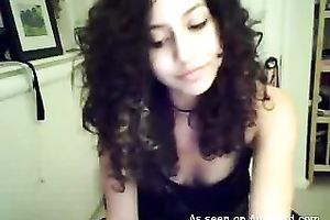 Webcam solo with a curly-haired Latina flashing her cleavage