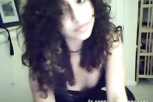 Webcam solo with a curly-haired Latina flashing her cleavage