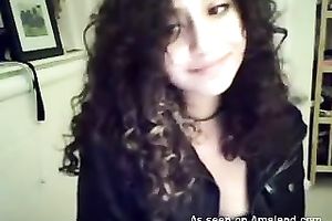 Webcam solo with a curly-haired Latina flashing her cleavage