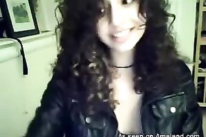 Webcam solo with a curly-haired Latina flashing her cleavage