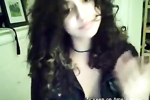 Webcam solo with a curly-haired Latina flashing her cleavage