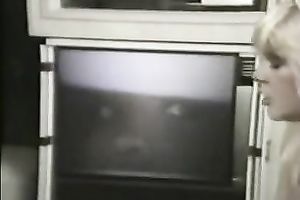 He looks like that guy is having a great time with 2 sex-starved blondes