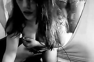 Curvy dilettante wench engulfing a sweetmeat in front of the cam