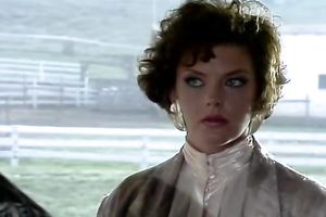 Horny seductress in nylons acquires her bushy slit drilled