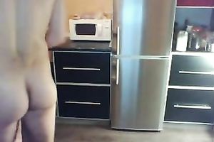 This livecam model knows how to look kewl and assured