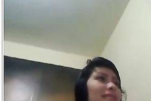 This beautiful looking cam model shows off her rounded bum