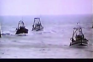 One fellow copulates 2 glamorous chicks who take up with the tongue every others punanies