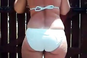 Redhead hussy wearing a bikini shows her body in homemade clip