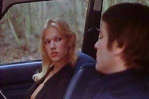Cute blond fingers her love tunnel in a car and lets a fellow see her