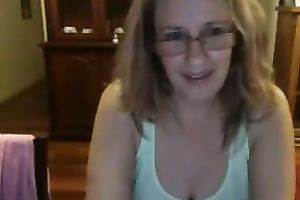 Juggy non-professional mamma shows her large soft bumpers and kneads 'em