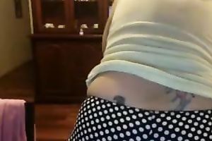 Juggy non-professional mamma shows her large soft bumpers and kneads 'em