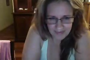 Juggy non-professional mamma shows her large soft bumpers and kneads 'em