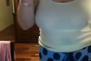 Juggy non-professional mamma shows her large soft bumpers and kneads 'em