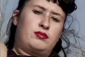 Nerdy non-professional floozy fingers her snatch outdoors and sucks a hard dick