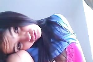 Amateur brunette hair hottie shows her scones and cameltoe for the cam