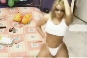 This bubble gazoo domme in sunglasses twerks like a champ