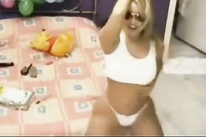 This bubble gazoo domme in sunglasses twerks like a champ