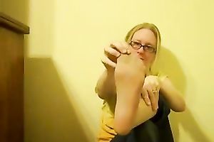 Four eyed skank shows off her smelly feet in front of a livecam