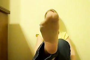 Four eyed skank shows off her smelly feet in front of a livecam
