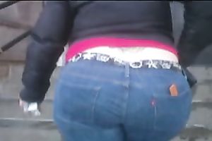 Winter spy livecam movie scene with a big-assed woman wearing jeans