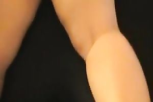 Big bottomed floozy massages my wet rod with her hawt feet