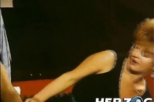 Fair-haired milf shows her irrumation skills in retro episode