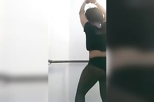 I know how to shake my badonkadonk butt in front of a camera