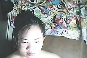 Chubby Filipino amateur wife is showing her nice boobs on webcam