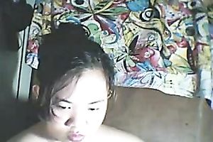 Chubby Filipino amateur wife is showing her nice boobs on webcam