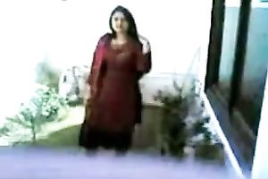 Plump Desi slutty wife flaunts her lengthy hair and body bare