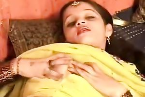 Playful Indian hottie demonstrates her great body in sari