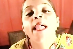 Playful Indian hottie demonstrates her great body in sari