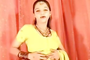 Playful Indian hottie demonstrates her great body in sari