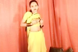 Playful Indian hottie demonstrates her great body in sari