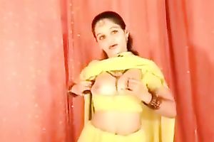 Playful Indian hottie demonstrates her great body in sari