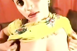 Playful Indian hottie demonstrates her great body in sari