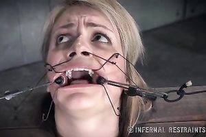 Alluring blond playgirl got her mouth stretched by her taskmaster