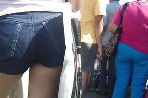 Sizzling sexy bombshell with large ass has no idea I am following her