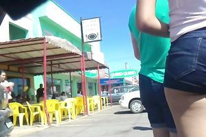 Sizzling sexy bombshell with large ass has no idea I am following her