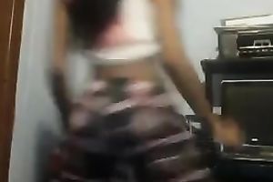 Playful latin chick chick shaking her arse on livecam