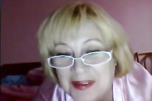 Mature Russian slut loves to wear glasses and masturbate on Skype