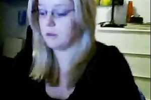 Slutty web camera blond wearing glasses plays with her limber mambos