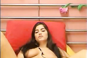 Stunningly nice-looking honey puts on a great cam show