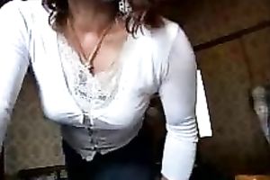 That milf on cam flashed her hose in a freaky dance