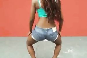 Sexy sweetheart with a flawless body shows her stunning twerking skills