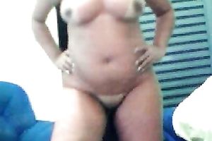 Chubby bare milf demonstrates her tanned body for the livecam