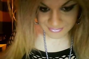 Sensual golden-haired tranny in front of a livecam in her fishnets